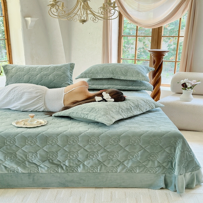 91家纺网 家纺一手货源 找家纺 7V 2025新款牛奶绒床盖 雾绿