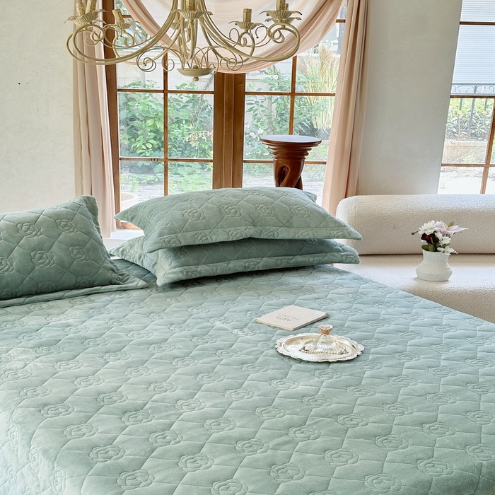 91家纺网 家纺一手货源 找家纺 7V 2025新款牛奶绒床盖 雾绿