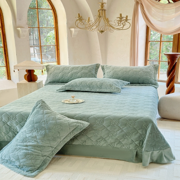 91家纺网 家纺一手货源 找家纺 7V 2025新款牛奶绒床盖 雾绿