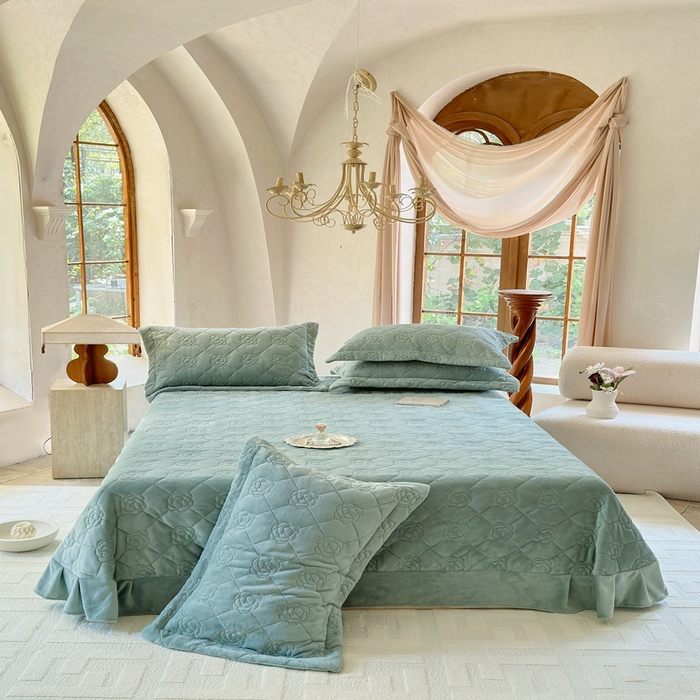 91家纺网 家纺一手货源 找家纺 7V 2025新款牛奶绒床盖 雾绿