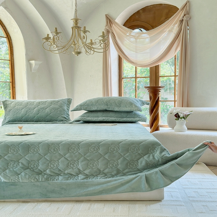 91家纺网 家纺一手货源 找家纺 7V 2025新款牛奶绒床盖 雾绿