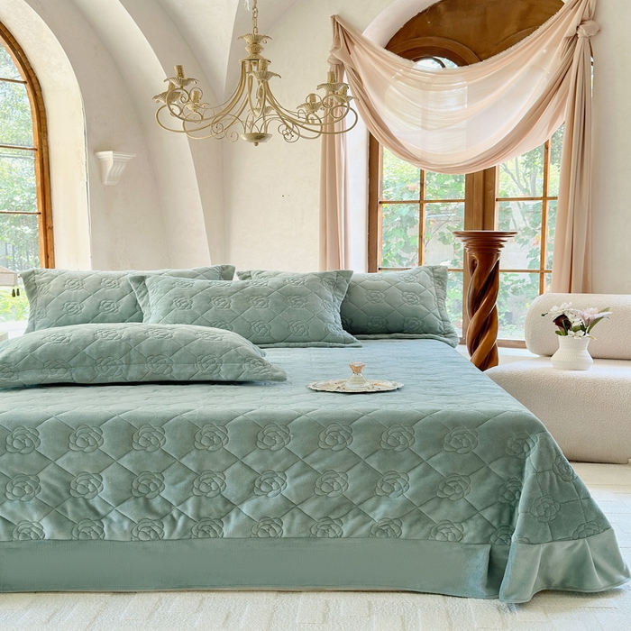 91家纺网 家纺一手货源 找家纺 7V 2025新款牛奶绒床盖 雾绿