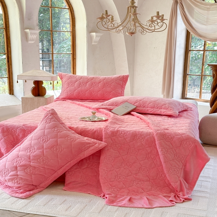 91家纺网 家纺一手货源 找家纺 7V 2025新款牛奶绒床盖 浅粉