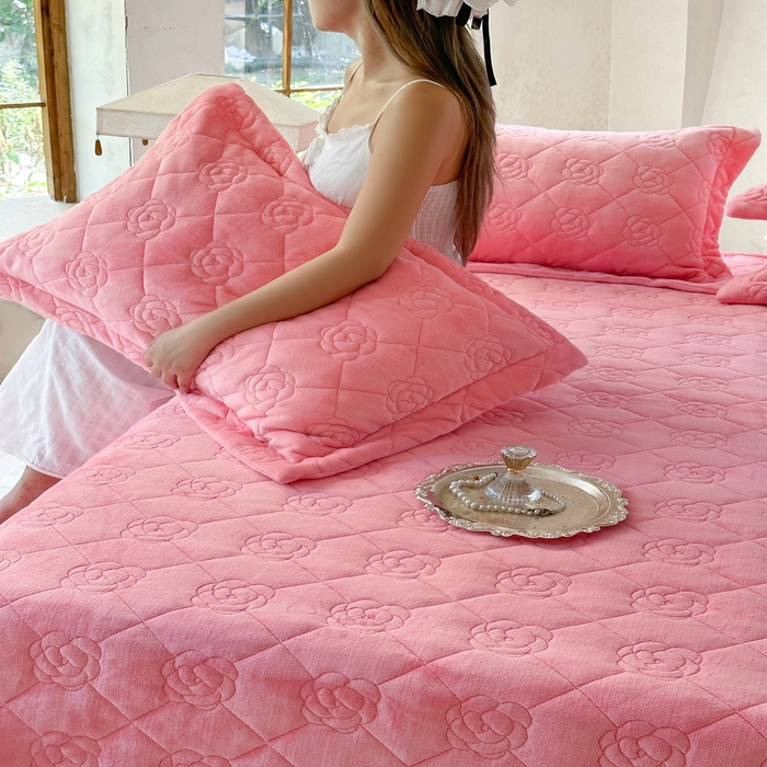 91家纺网 家纺一手货源 找家纺 7V 2025新款牛奶绒床盖 浅粉