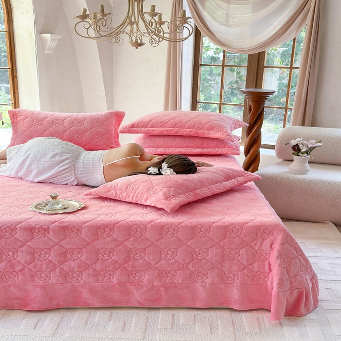 91家纺网 家纺一手货源 找家纺 7V 2025新款牛奶绒床盖 浅粉