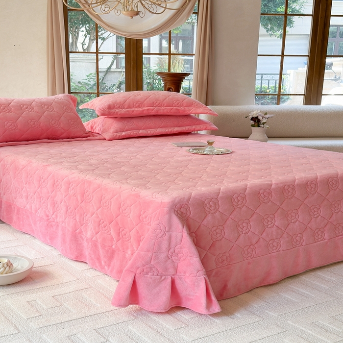 91家纺网 家纺一手货源 找家纺 7V 2025新款牛奶绒床盖 浅粉