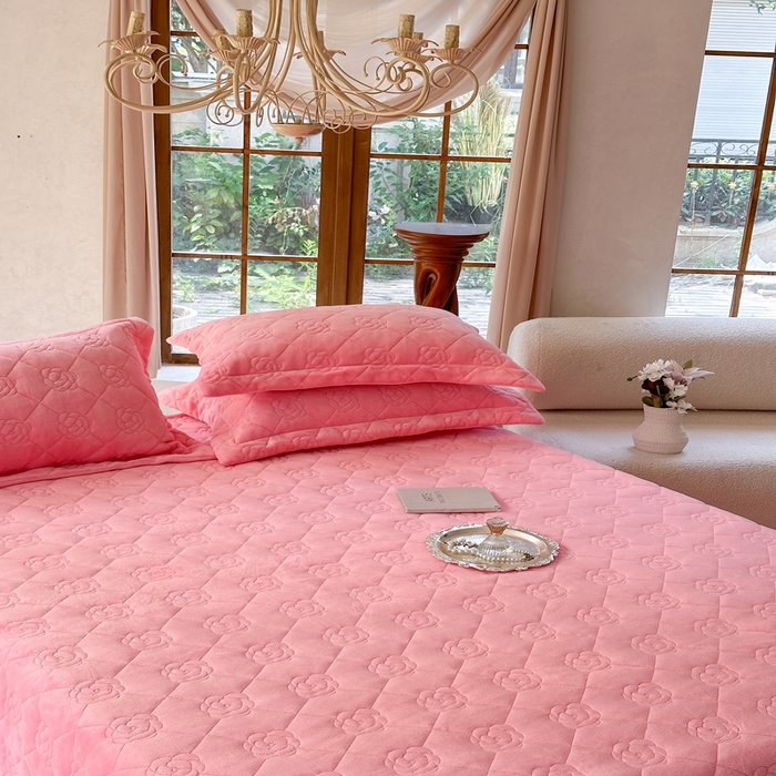 91家纺网 家纺一手货源 找家纺 7V 2025新款牛奶绒床盖 浅粉