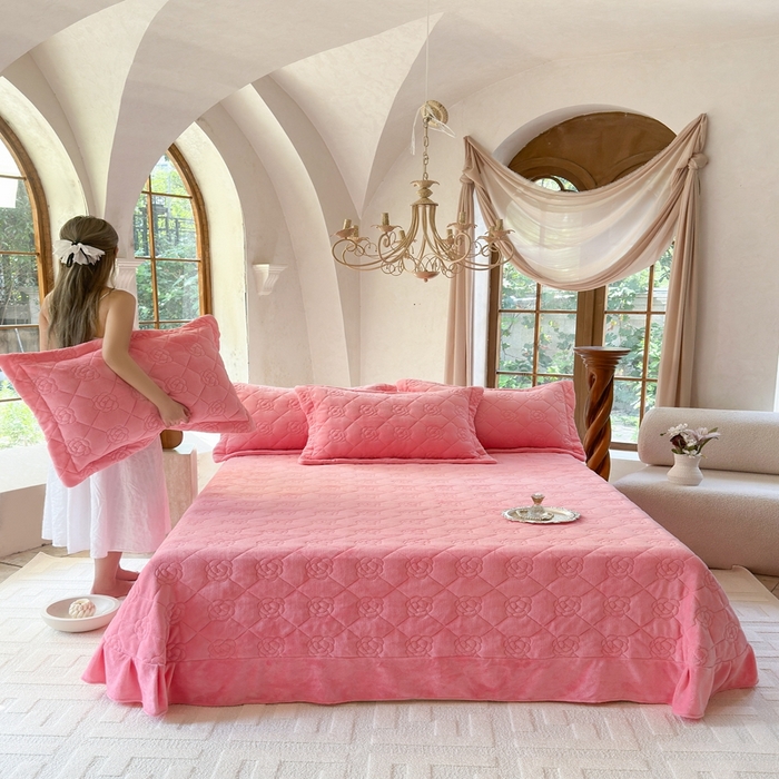 91家纺网 家纺一手货源 找家纺 7V 2025新款牛奶绒床盖 浅粉