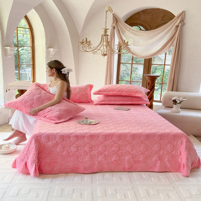 91家纺网 家纺一手货源 找家纺 7V 2025新款牛奶绒床盖 浅粉