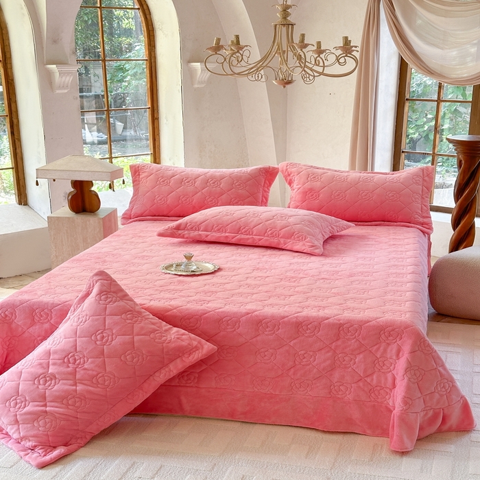 91家纺网 家纺一手货源 找家纺 7V 2025新款牛奶绒床盖 浅粉