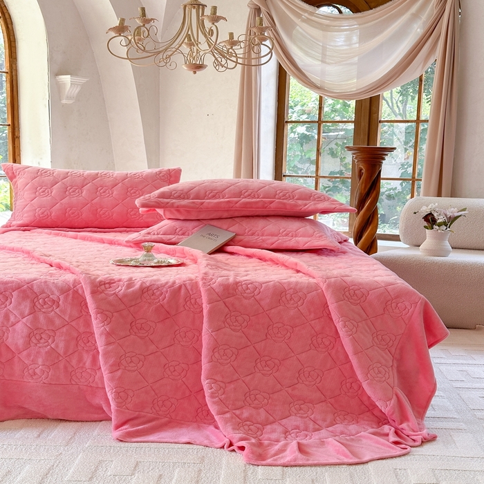 91家纺网 家纺一手货源 找家纺 7V 2025新款牛奶绒床盖 浅粉