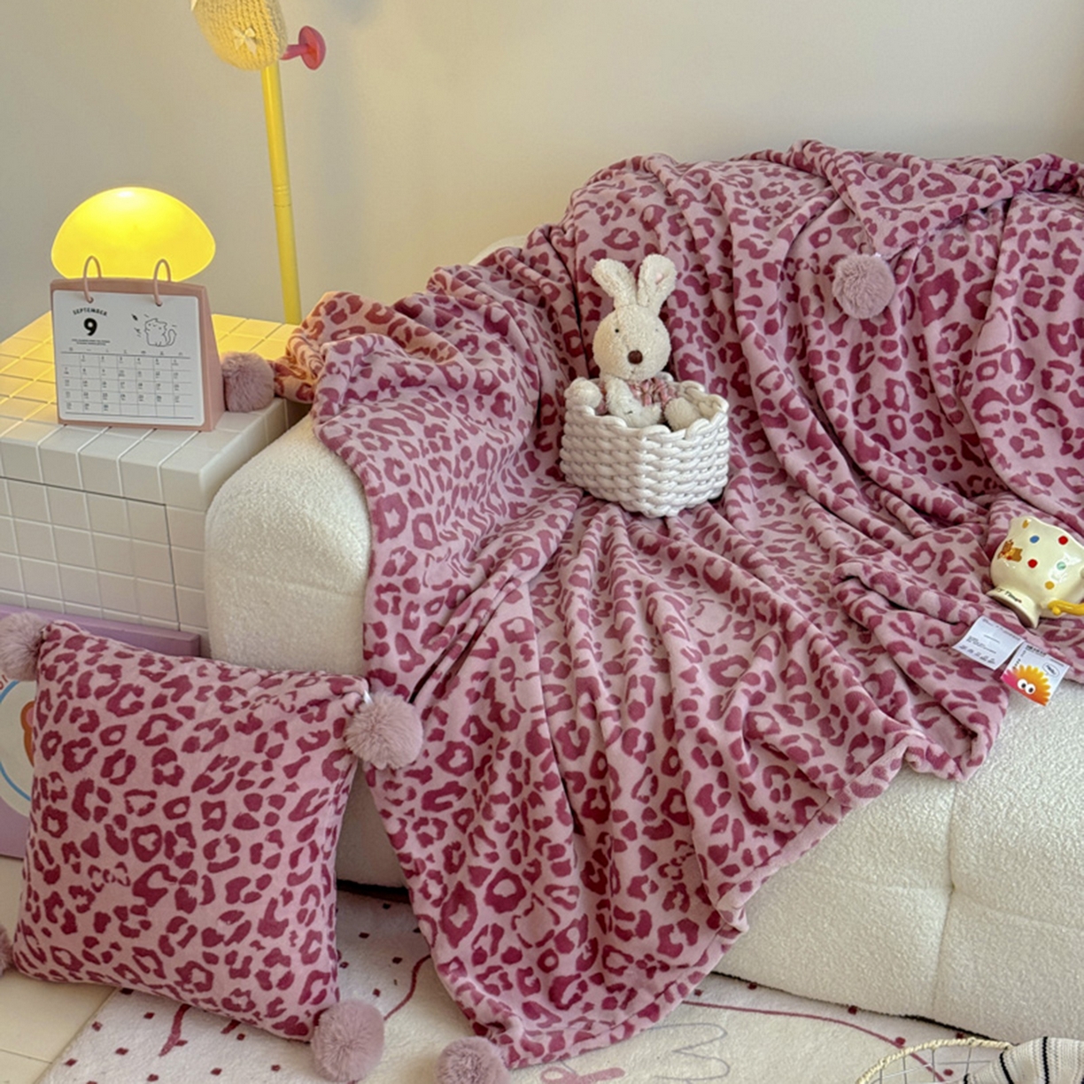 91家纺网 家纺一手货源 找家纺 希诺家居 2025新款牛奶绒豹纹毛球毯子居家博主甜咖风格球球毛毯 毛毯 豹纹-粉