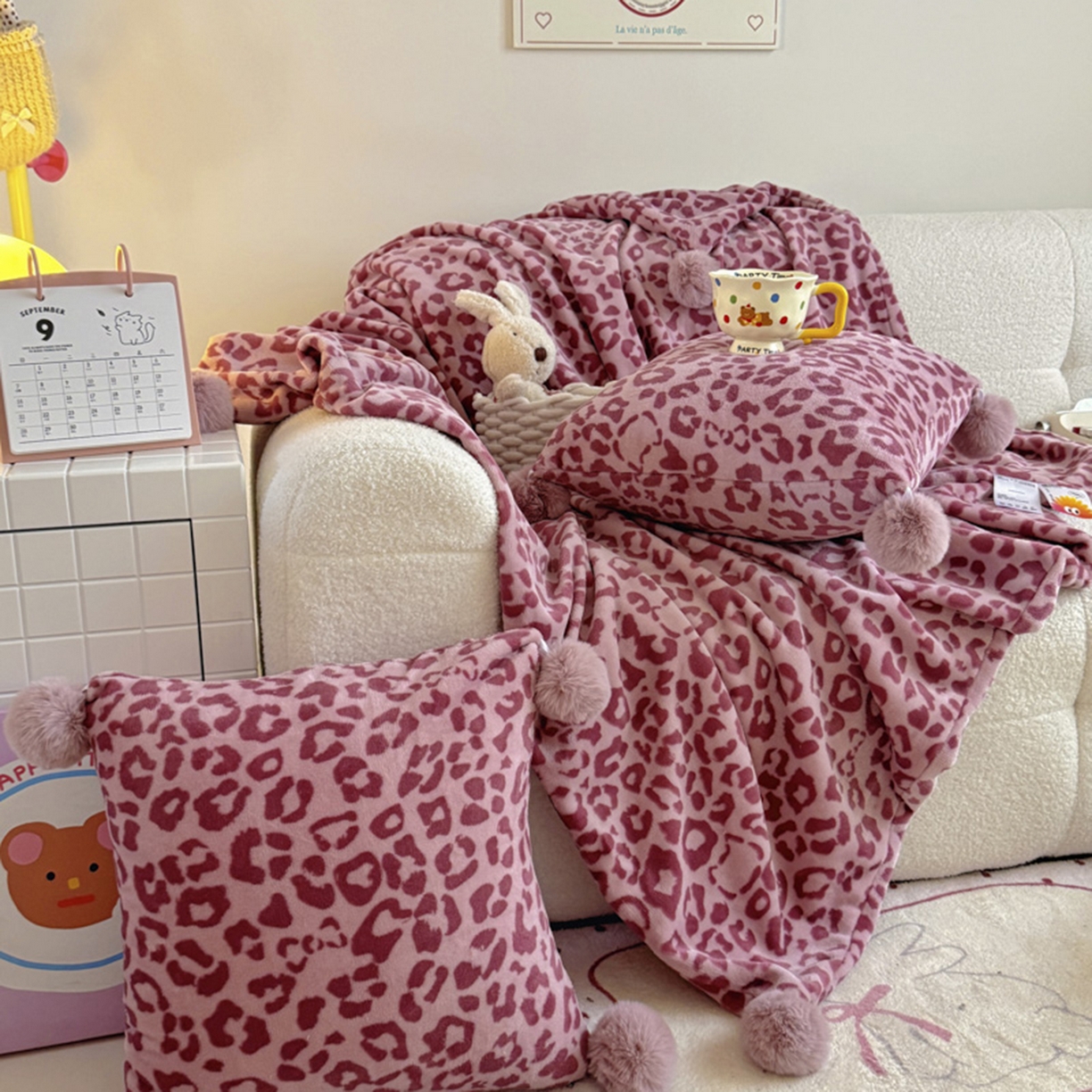 91家纺网 家纺一手货源 找家纺 希诺家居 2025新款牛奶绒豹纹毛球毯子居家博主甜咖风格球球毛毯 毛毯 豹纹-粉