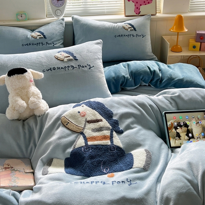 91家纺网 家纺一手货源 找家纺 （总）凯洛奇 2025新款牛奶绒毛巾绣系列四件套-斑马先生（提供买家秀）