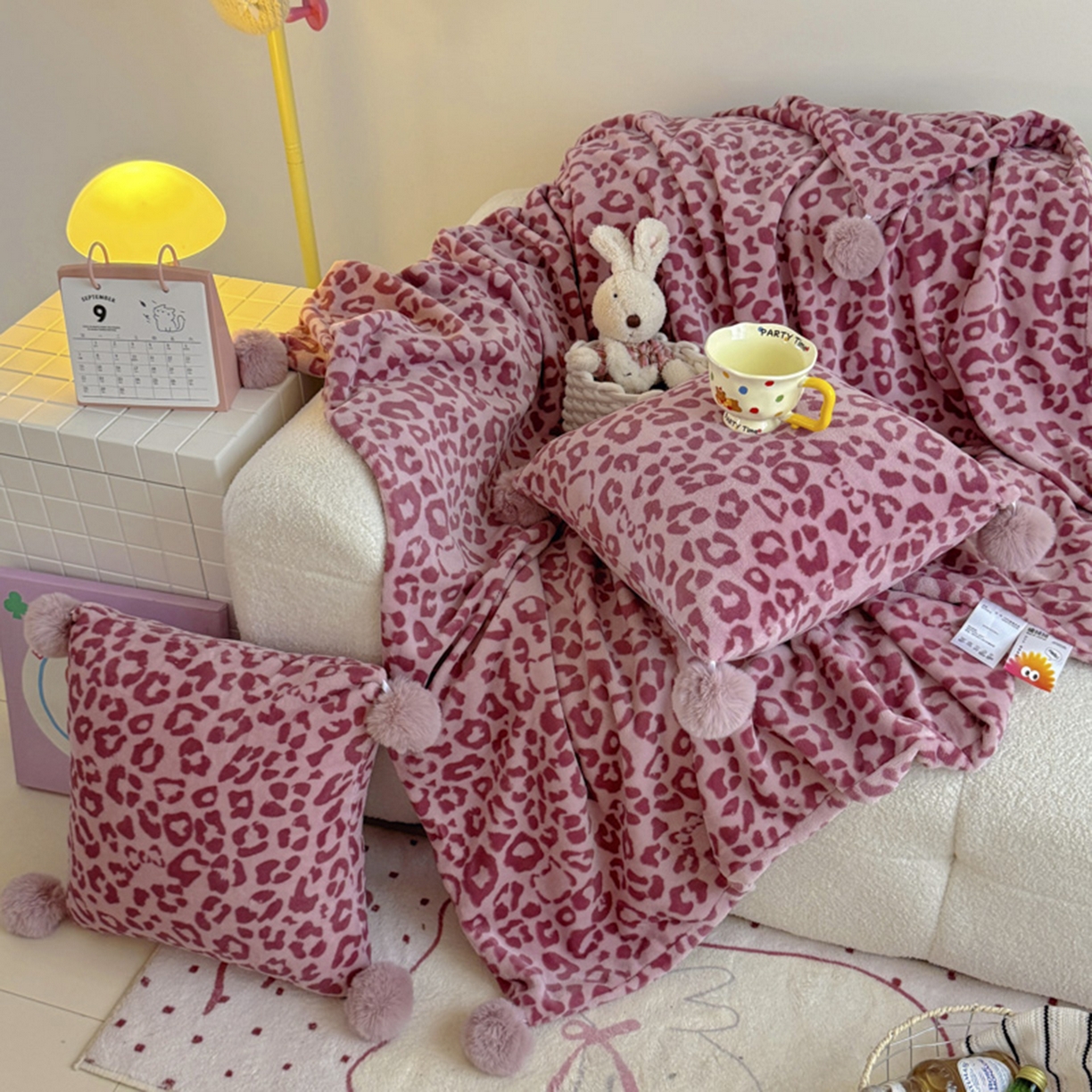 91家纺网 家纺一手货源 找家纺 希诺家居 2025新款牛奶绒豹纹毛球毯子居家博主甜咖风格球球毛毯 毛毯 豹纹-粉