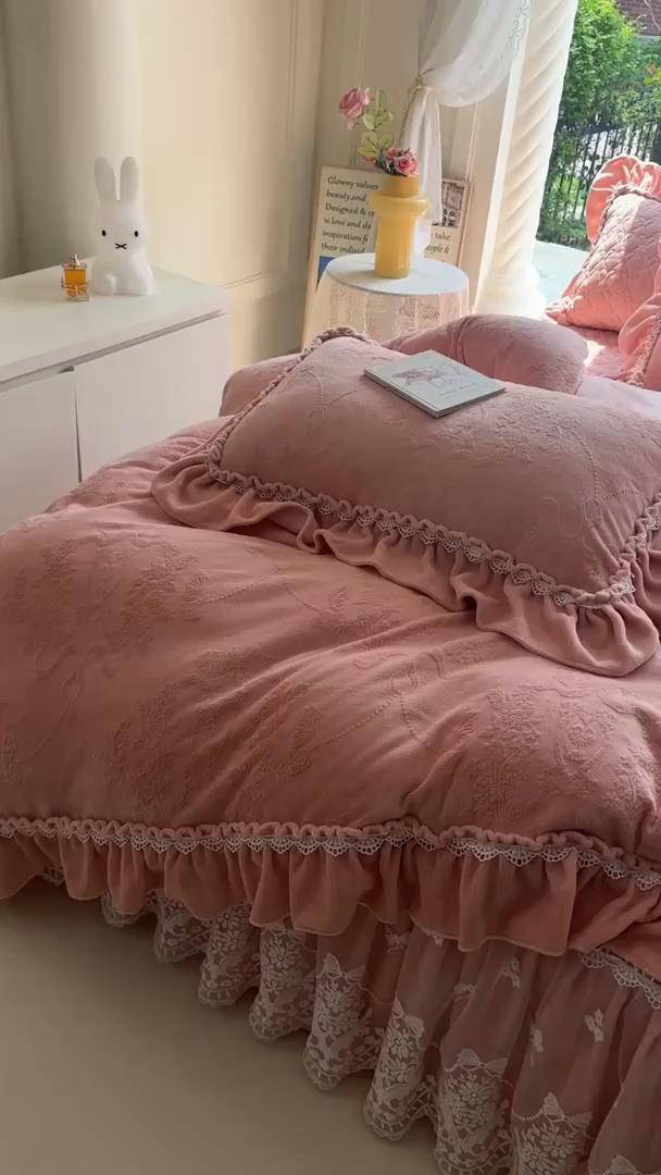 91家纺网 家纺一手货源 找家纺 （总）罗艺轩【控价】 2025新款立体雕花牛奶绒加厚保暖床裙款四件套-安琪儿