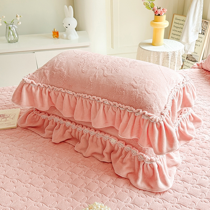 91家纺网 家纺一手货源 找家纺 （总）罗艺轩【控价】 2025新款立体雕花牛奶绒加厚保暖床裙款四件套-安琪儿