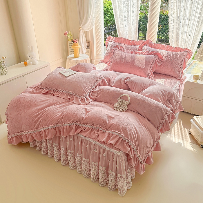 91家纺网 家纺一手货源 找家纺 （总）罗艺轩【控价】 2025新款立体雕花牛奶绒加厚保暖床裙款四件套-安琪儿