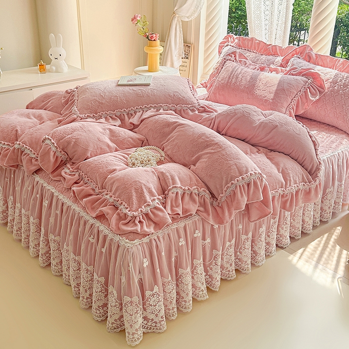 91家纺网 家纺一手货源 找家纺 （总）罗艺轩【控价】 2025新款立体雕花牛奶绒加厚保暖床裙款四件套-安琪儿