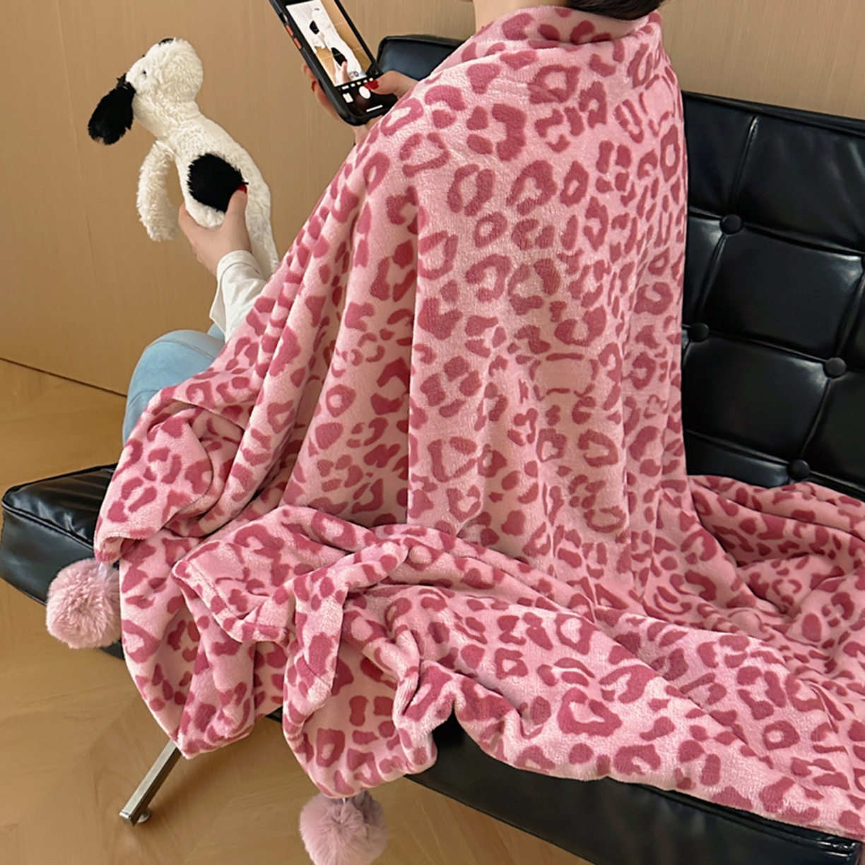 91家纺网 家纺一手货源 找家纺 希诺家居 2025新款牛奶绒豹纹毛球毯子居家博主甜咖风格球球毛毯 毛毯 豹纹-粉