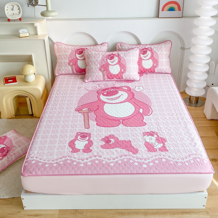 91家纺网 家纺一手货源 找家纺 一电 2025新款夏季牛奶丝凉席床笠可水洗凉感丝凉席学生宿舍单人裸睡空调席子 欢乐草莓熊