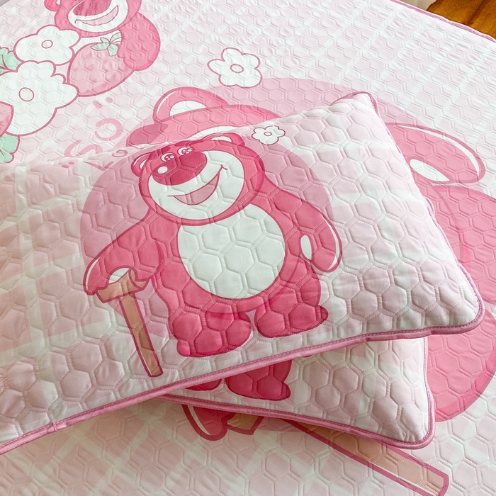 91家纺网 家纺一手货源 找家纺 一电 2025新款夏季牛奶丝凉席床笠可水洗凉感丝凉席学生宿舍单人裸睡空调席子 欢乐草莓熊