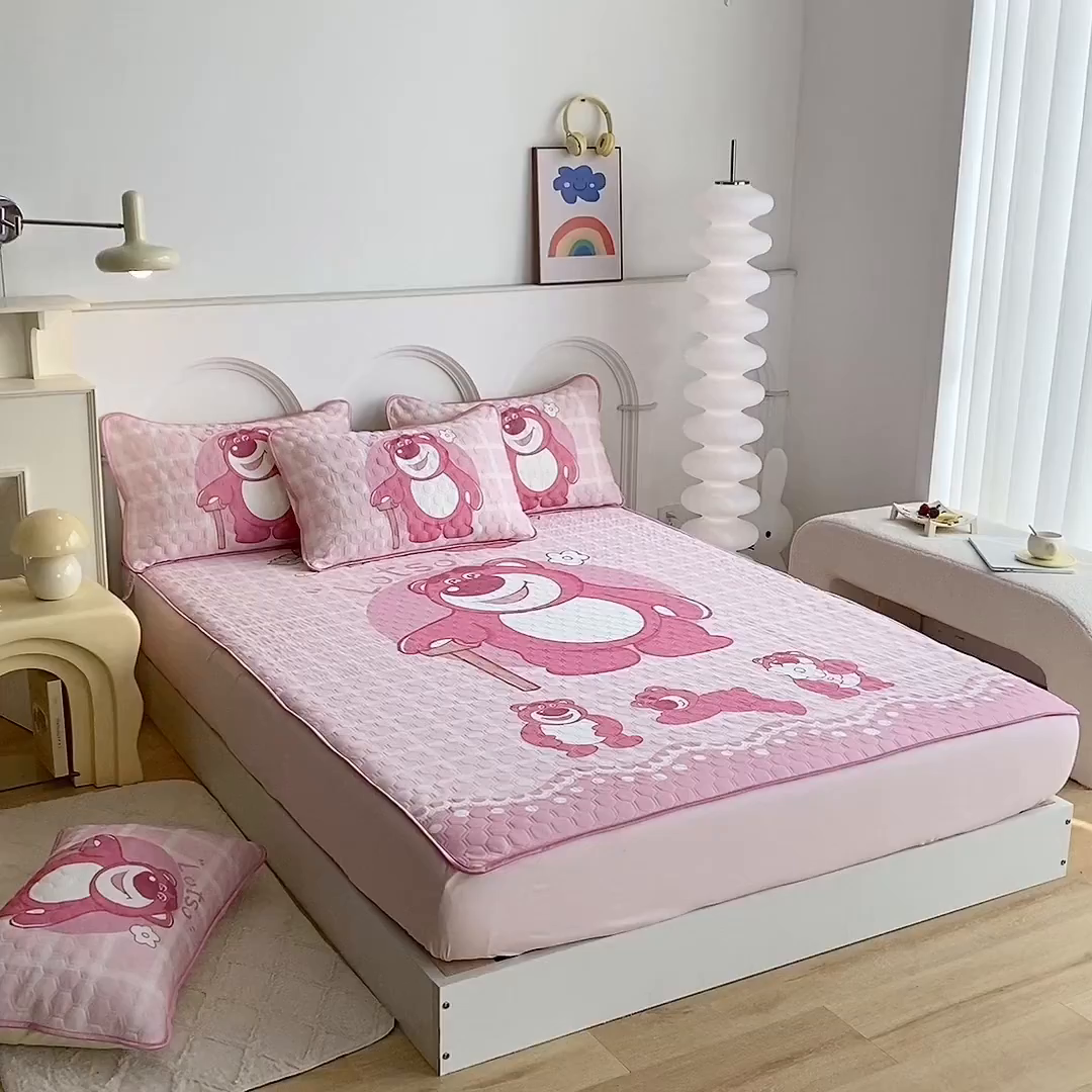 91家纺网 家纺一手货源 找家纺 一电 2025新款夏季牛奶丝凉席床笠可水洗凉感丝凉席学生宿舍单人裸睡空调席子 欢乐草莓熊