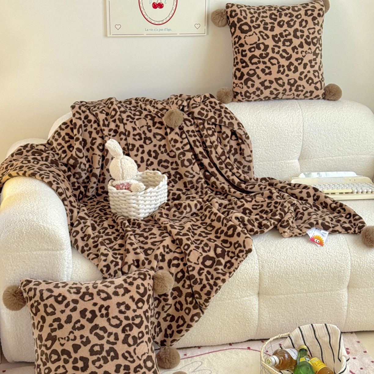 91家纺网 家纺一手货源 找家纺 希诺家居 2025新款牛奶绒豹纹毛球毯子居家博主甜咖风格球球毛毯 毛毯 豹纹-咖