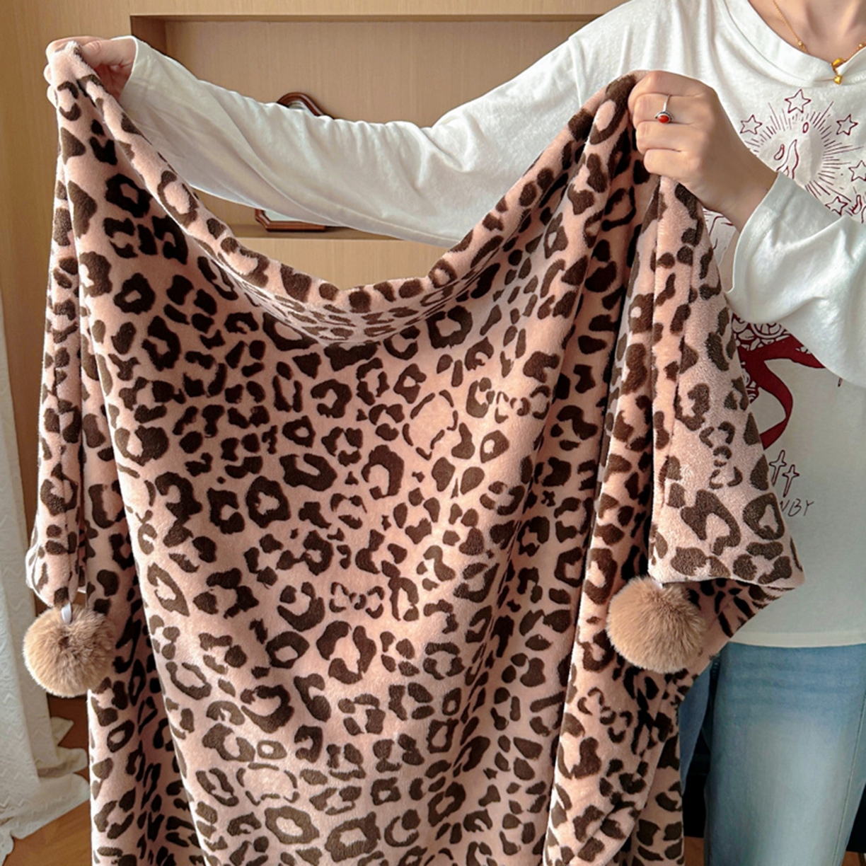 91家纺网 家纺一手货源 找家纺 希诺家居 2025新款牛奶绒豹纹毛球毯子居家博主甜咖风格球球毛毯 毛毯 豹纹-咖