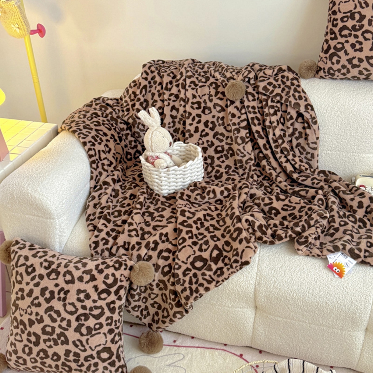 91家纺网 家纺一手货源 找家纺 希诺家居 2025新款牛奶绒豹纹毛球毯子居家博主甜咖风格球球毛毯 毛毯 豹纹-咖