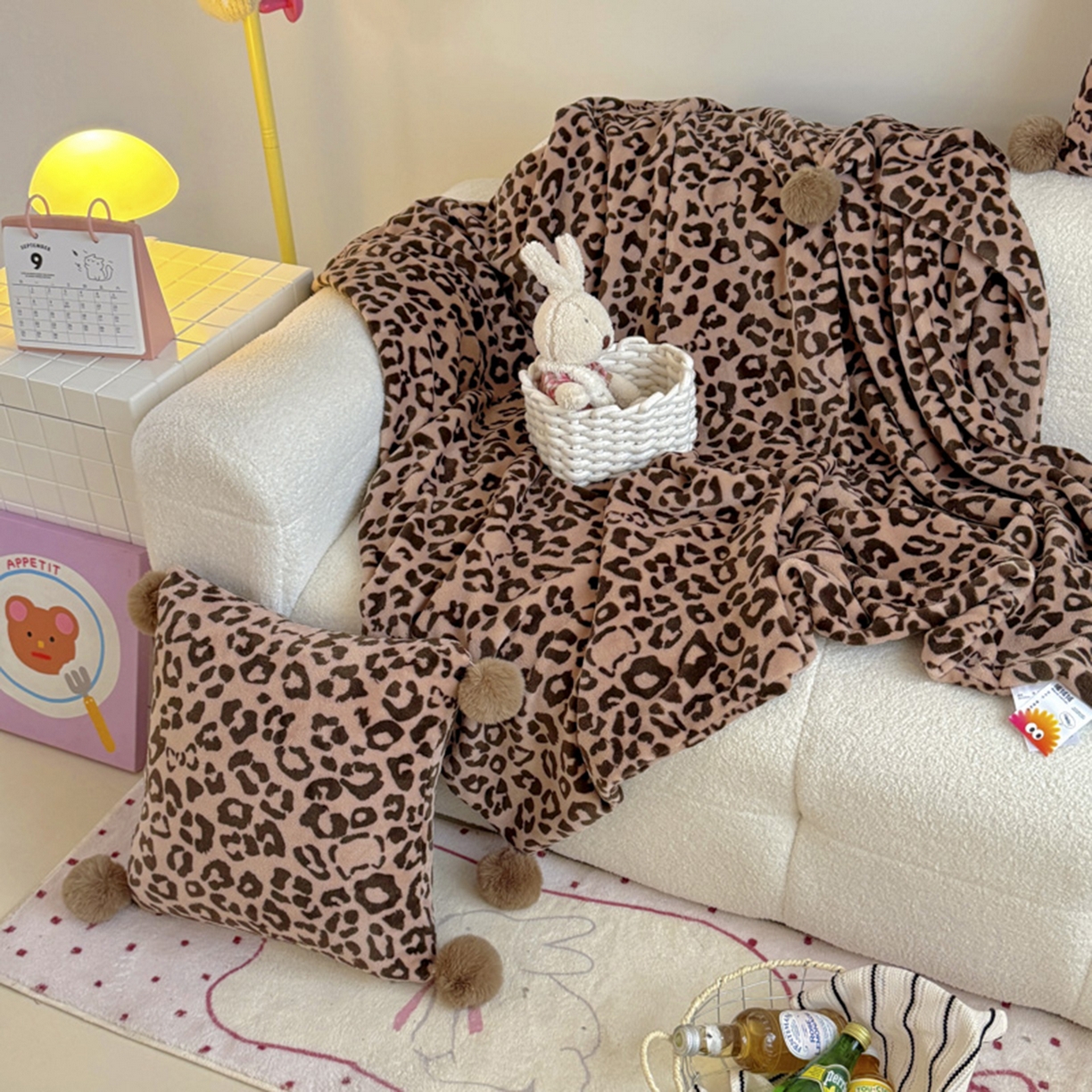 91家纺网 家纺一手货源 找家纺 希诺家居 2025新款牛奶绒豹纹毛球毯子居家博主甜咖风格球球毛毯 毛毯 豹纹-咖