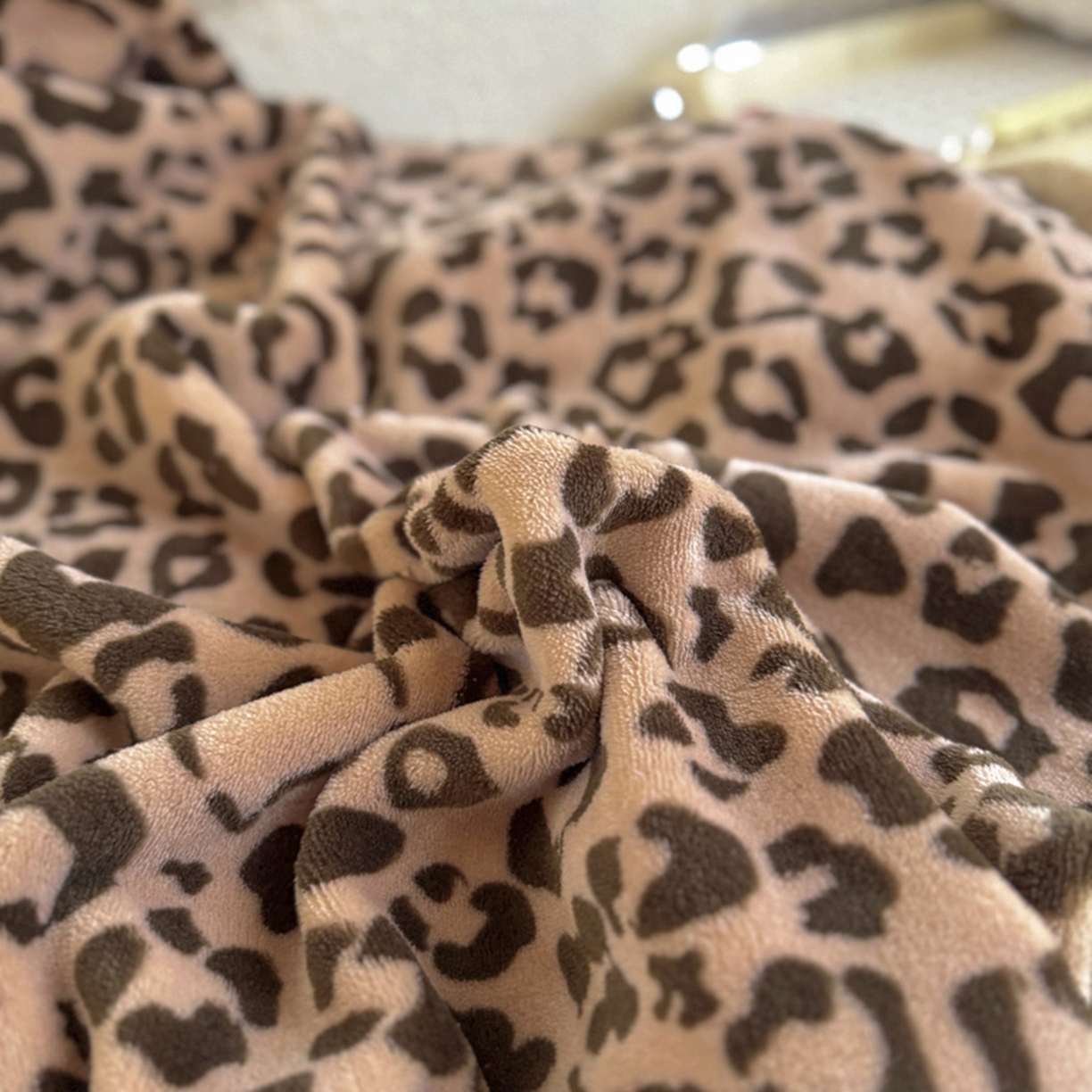 91家纺网 家纺一手货源 找家纺 希诺家居 2025新款牛奶绒豹纹毛球毯子居家博主甜咖风格球球毛毯 毛毯 豹纹-咖