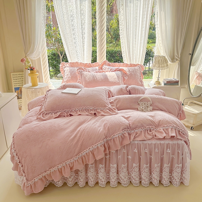 91家纺网 家纺一手货源 找家纺 罗艺轩【控价】 2025新款立体雕花牛奶绒加厚保暖床裙款四件套-安琪儿 安琪儿-粉