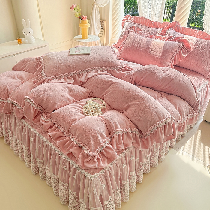 91家纺网 家纺一手货源 找家纺 罗艺轩【控价】 2025新款立体雕花牛奶绒加厚保暖床裙款四件套-安琪儿 安琪儿-粉