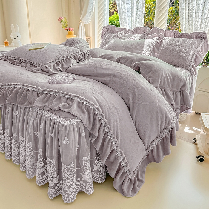 91家纺网 家纺一手货源 找家纺 罗艺轩【控价】 2025新款立体雕花牛奶绒加厚保暖床裙款四件套-安琪儿 安琪儿-灰