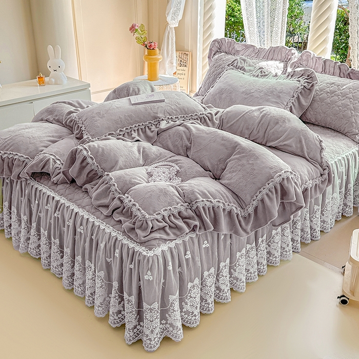 91家纺网 家纺一手货源 找家纺 罗艺轩【控价】 2025新款立体雕花牛奶绒加厚保暖床裙款四件套-安琪儿 安琪儿-灰