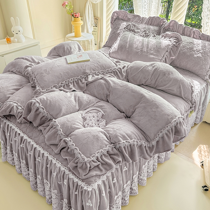 91家纺网 家纺一手货源 找家纺 罗艺轩【控价】 2025新款立体雕花牛奶绒加厚保暖床裙款四件套-安琪儿 安琪儿-灰