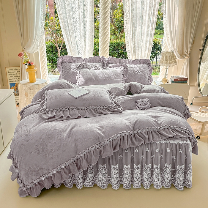 91家纺网 家纺一手货源 找家纺 罗艺轩【控价】 2025新款立体雕花牛奶绒加厚保暖床裙款四件套-安琪儿 安琪儿-灰