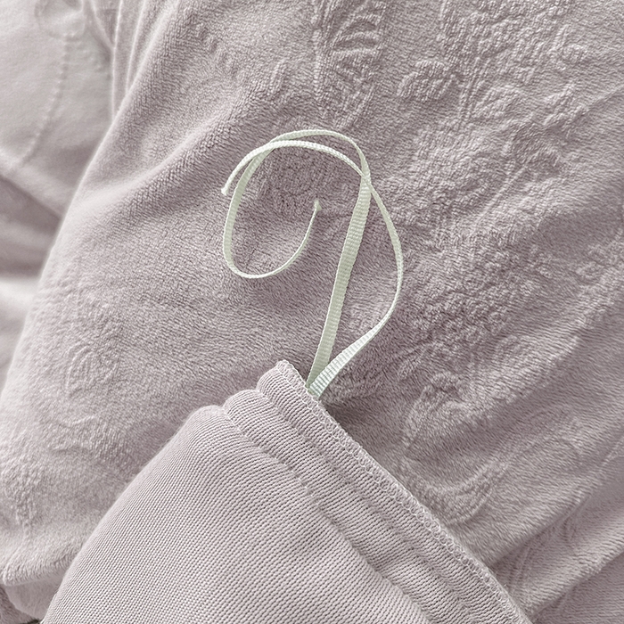 91家纺网 家纺一手货源 找家纺 罗艺轩【控价】 2025新款立体雕花牛奶绒加厚保暖床裙款四件套-安琪儿 安琪儿-灰