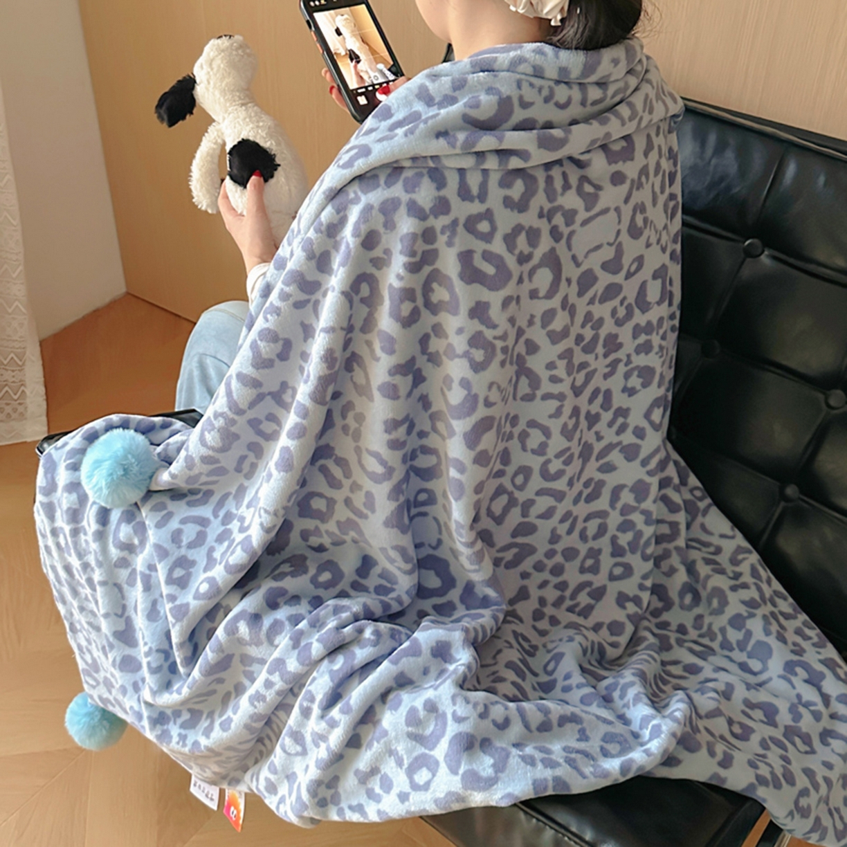 91家纺网 家纺一手货源 找家纺 希诺家居 2025新款牛奶绒豹纹毛球毯子居家博主甜咖风格球球毛毯 毛毯 豹纹-蓝