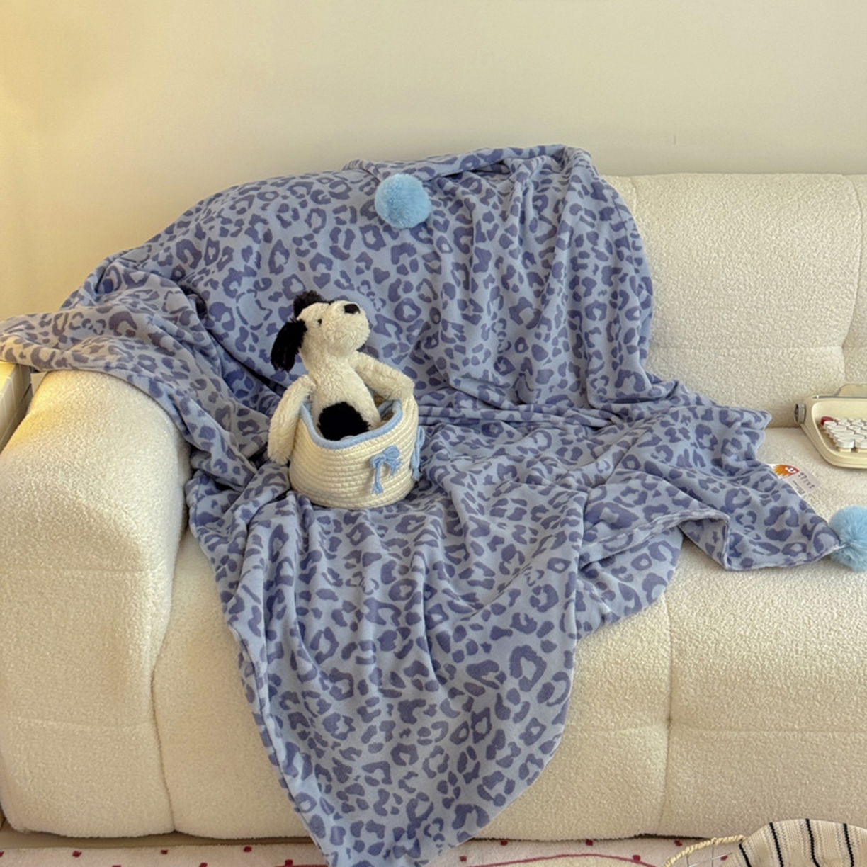 91家纺网 家纺一手货源 找家纺 希诺家居 2025新款牛奶绒豹纹毛球毯子居家博主甜咖风格球球毛毯 毛毯 豹纹-蓝