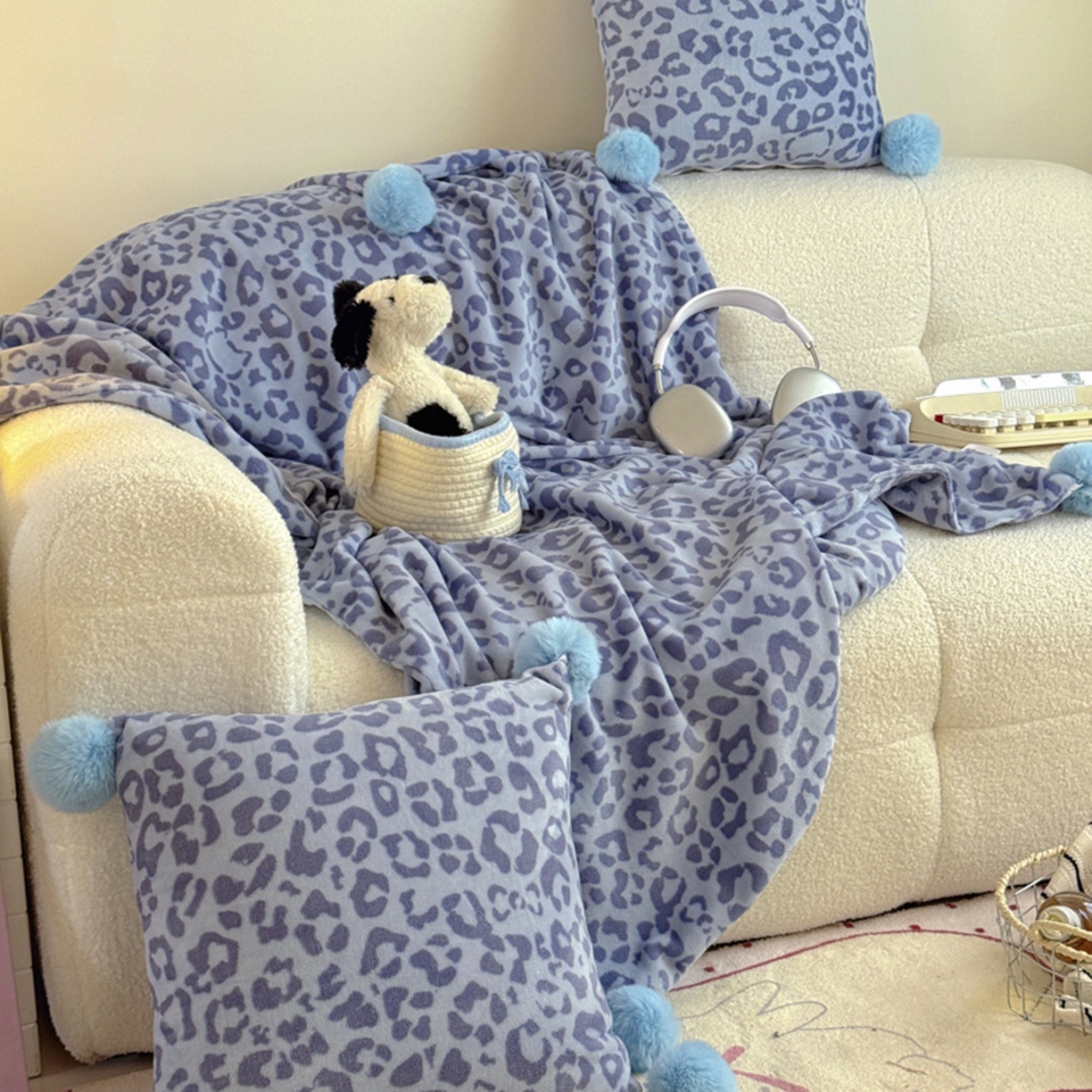 91家纺网 家纺一手货源 找家纺 希诺家居 2025新款牛奶绒豹纹毛球毯子居家博主甜咖风格球球毛毯 毛毯 豹纹-蓝