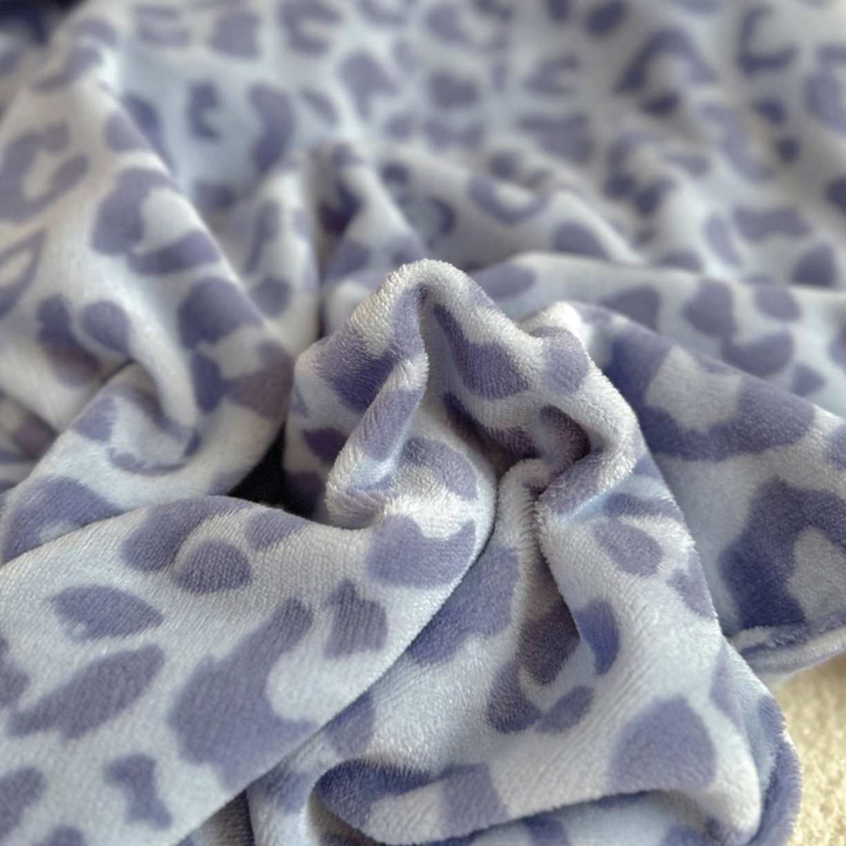 91家纺网 家纺一手货源 找家纺 希诺家居 2025新款牛奶绒豹纹毛球毯子居家博主甜咖风格球球毛毯 毛毯 豹纹-蓝
