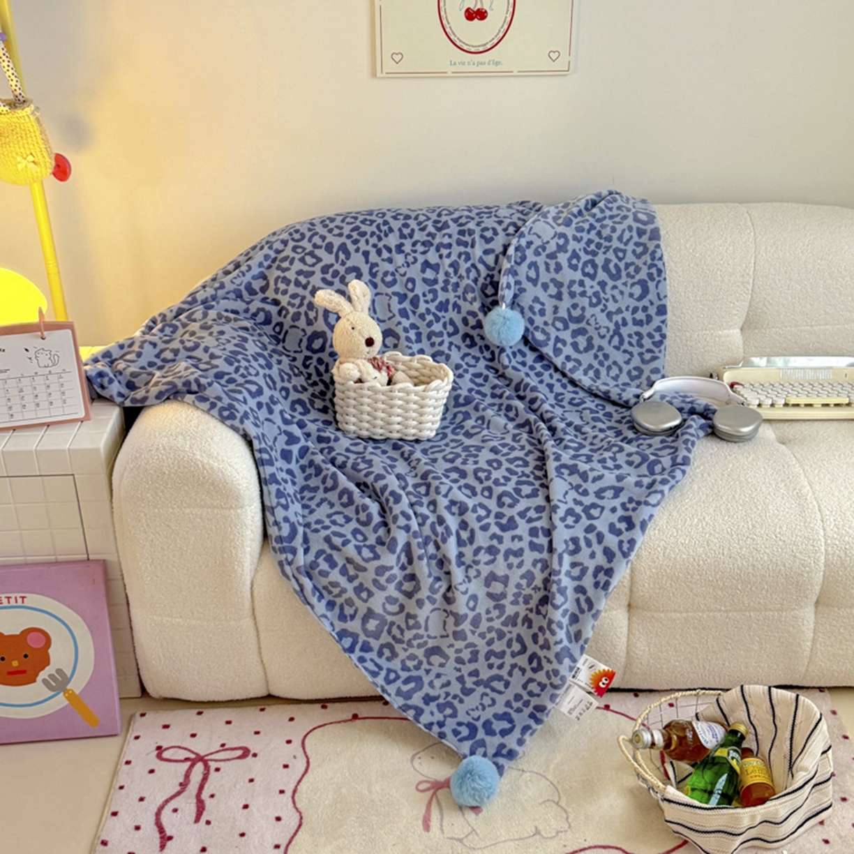 91家纺网 家纺一手货源 找家纺 希诺家居 2025新款牛奶绒豹纹毛球毯子居家博主甜咖风格球球毛毯 毛毯 豹纹-蓝