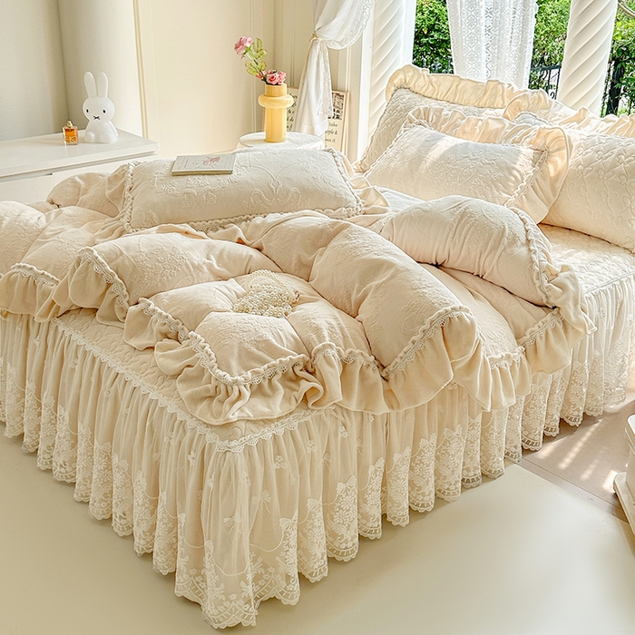 91家纺网 家纺一手货源 找家纺 罗艺轩【控价】 2025新款立体雕花牛奶绒加厚保暖床裙款四件套-安琪儿 安琪儿-米黄