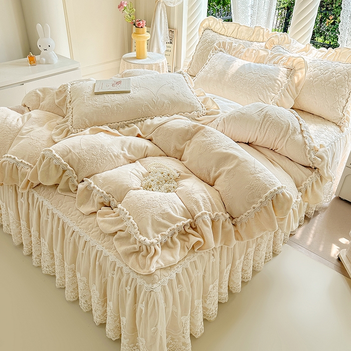 91家纺网 家纺一手货源 找家纺 罗艺轩【控价】 2025新款立体雕花牛奶绒加厚保暖床裙款四件套-安琪儿 安琪儿-米黄