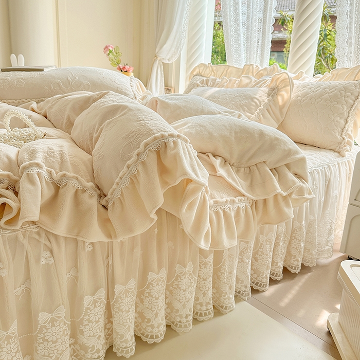 91家纺网 家纺一手货源 找家纺 罗艺轩【控价】 2025新款立体雕花牛奶绒加厚保暖床裙款四件套-安琪儿 安琪儿-米黄
