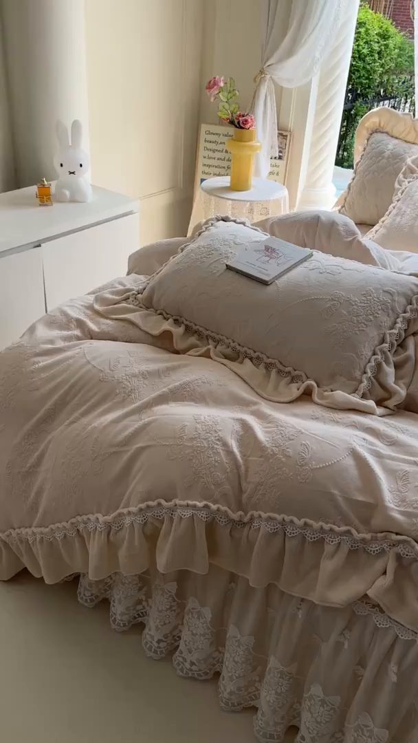 91家纺网 家纺一手货源 找家纺 罗艺轩【控价】 2025新款立体雕花牛奶绒加厚保暖床裙款四件套-安琪儿 安琪儿-米黄
