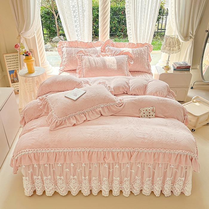 罗艺轩 【控价】2025新款立体雕花牛奶绒加厚保暖床裙款四件套-安琪儿 安琪儿-玉