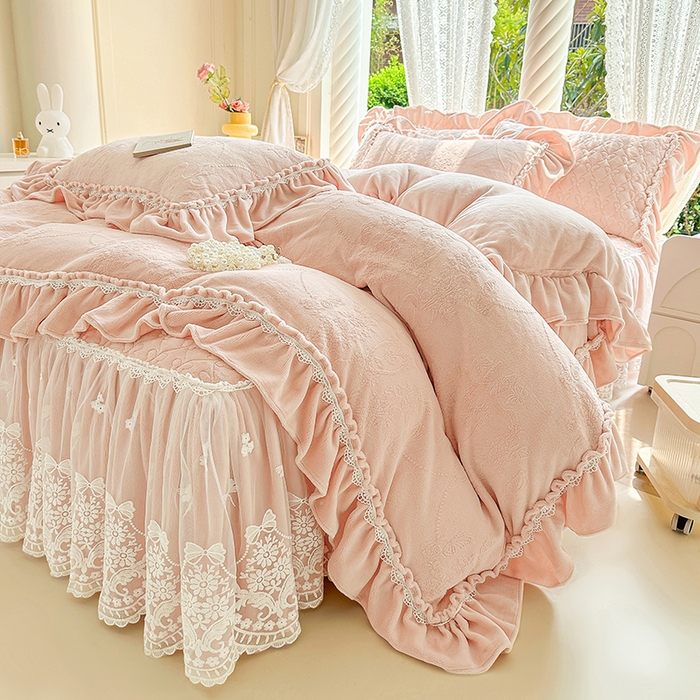 91家纺网 家纺一手货源 找家纺 罗艺轩【控价】 2025新款立体雕花牛奶绒加厚保暖床裙款四件套-安琪儿 安琪儿-玉